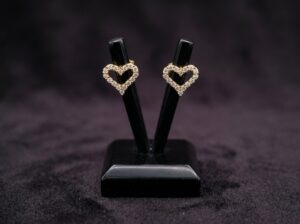 Brinco Coração Vazado Micro Zircônia Dourado - (Código do produto L35Ex)