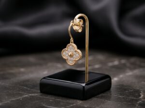 Brinco Flor Micro Zircônia Dourado - (Código do produto L38Ex)